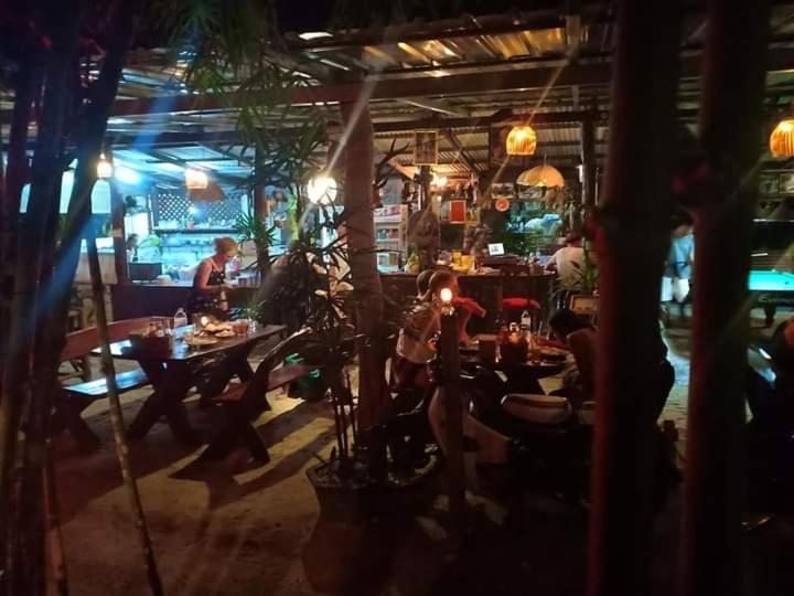 Apache Bar Haad Yao Hotel Bagian luar foto